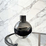 vase moderne transparent gris foncé boule ronde callas orchidées décoration intérieure arrangement floral table