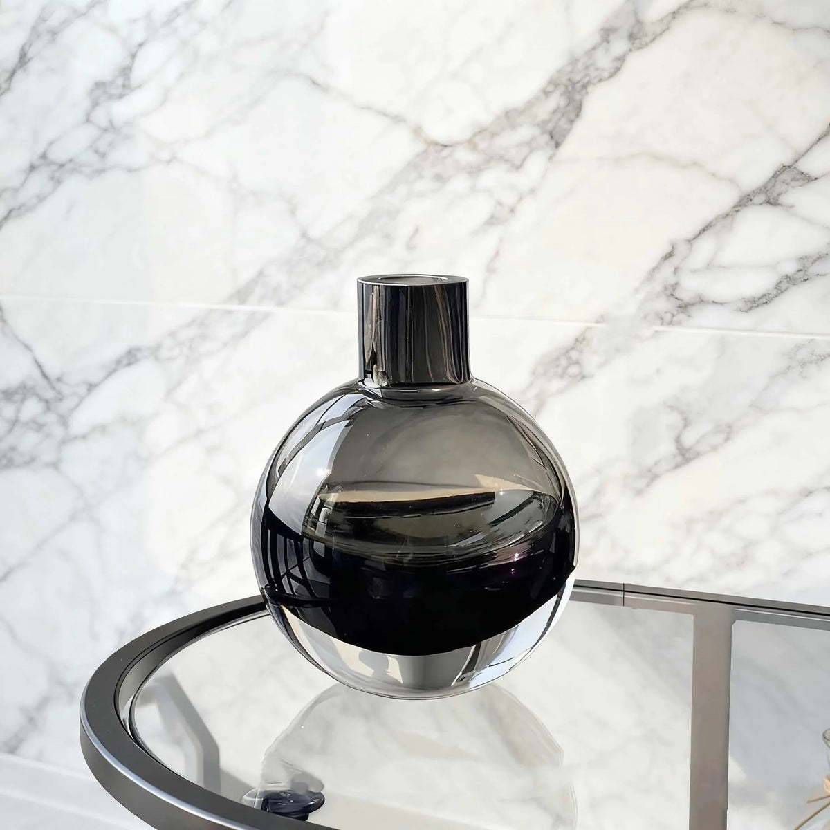 vase moderne transparent gris foncé boule ronde callas orchidées décoration intérieure arrangement floral table