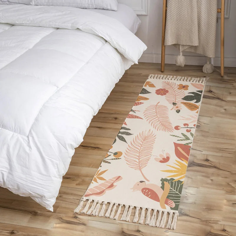 Tapis de couloir décoratif avec des motifs de feuilles tropicales colorées sur un fond beige, idéal pour une chambre aux tonalités douces.
