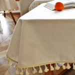 nappe beige clair classique bordure dentelle franges blanches table salon manger légèrement texturée polyester
