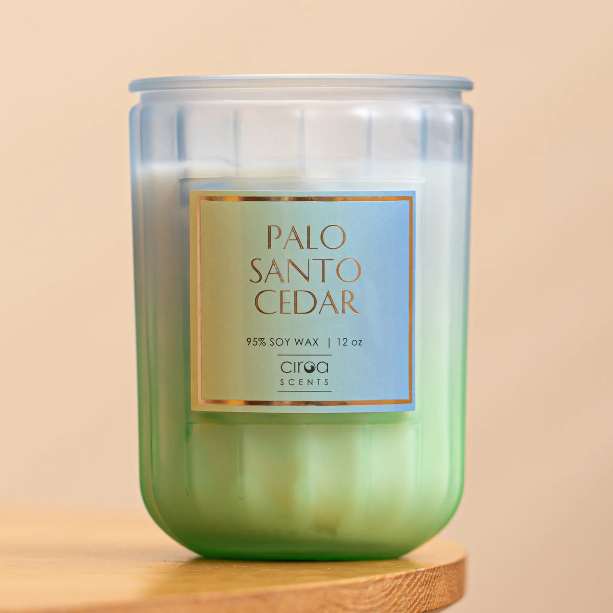 Bougie parfumée Palo Santo Cedar de la marque Circa Scents, contenant de la cire de soja à 95 % et pesant 12 oz.