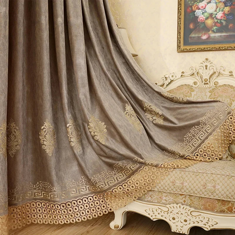 Rideaux élégants de couleur taupe avec motifs dorés. Décoration raffinée pour salon ou chambre à coucher, ajoutant une touche classique et sophistiquée. Bordure ornée de motifs délicats, idéale pour créer une ambiance chaleureuse et accueillante. Parfaite harmonie avec un décor intérieur de style traditionnel.
