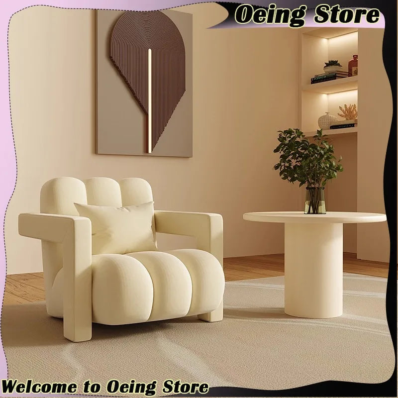 fauteuil moderne tissu texturé beige jaune marron clair coussin décoratif salon minimaliste
