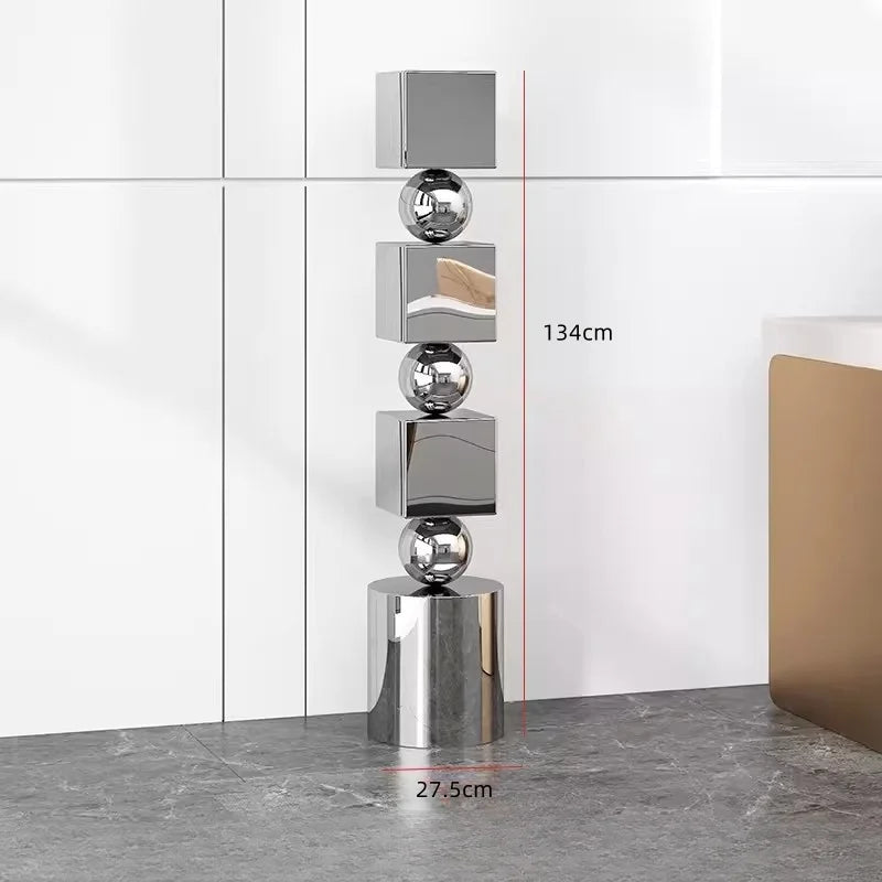 colonne decorative moderne argentee brillante grande dimension salle minimaliste deco intérieure