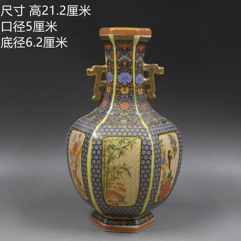 Un vase chinois décoratif de forme globulaire avec des motifs floraux et géométriques colorés sur un fond jaune.