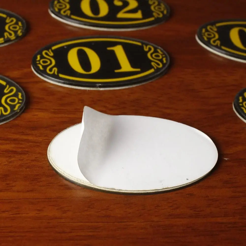 plaques numérotées tables noir jaune ornements dorés adhésives modernes rangement étagères chambre ornementales classiques