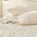 ensemble linge lit bohème crème texturé plis bord festonné couette taies oreiller romantique chambre