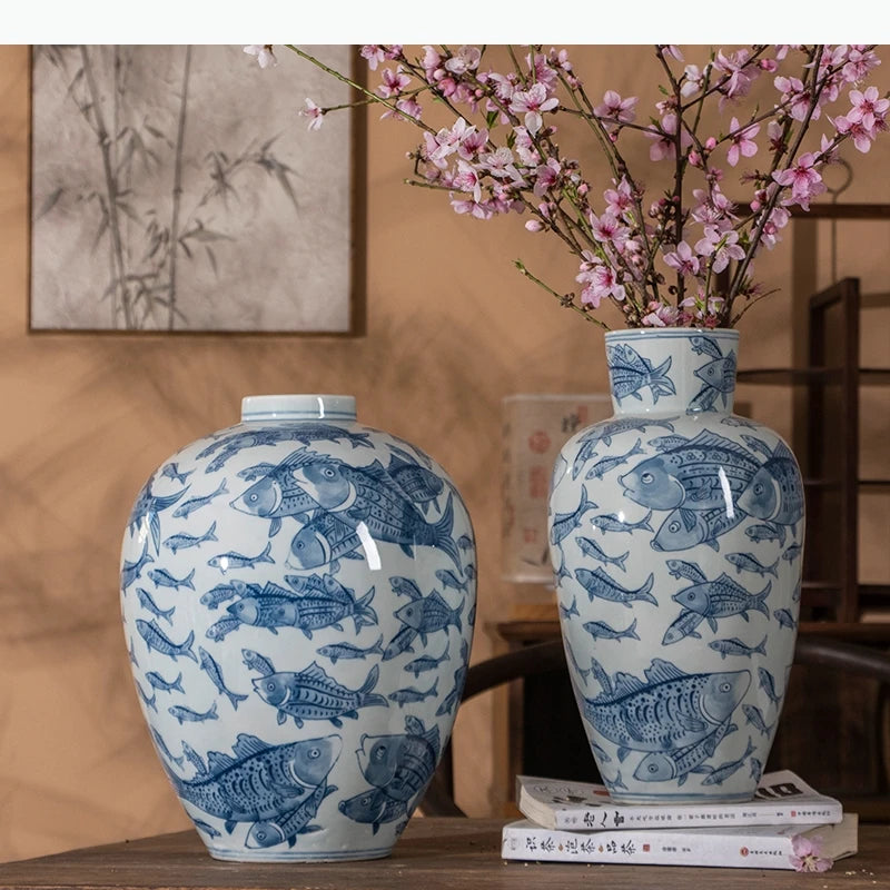 vase céramique poissons bleus blancs décoration asiatique traditionnelle brillance lisse fleurs livres tableau oiseaux