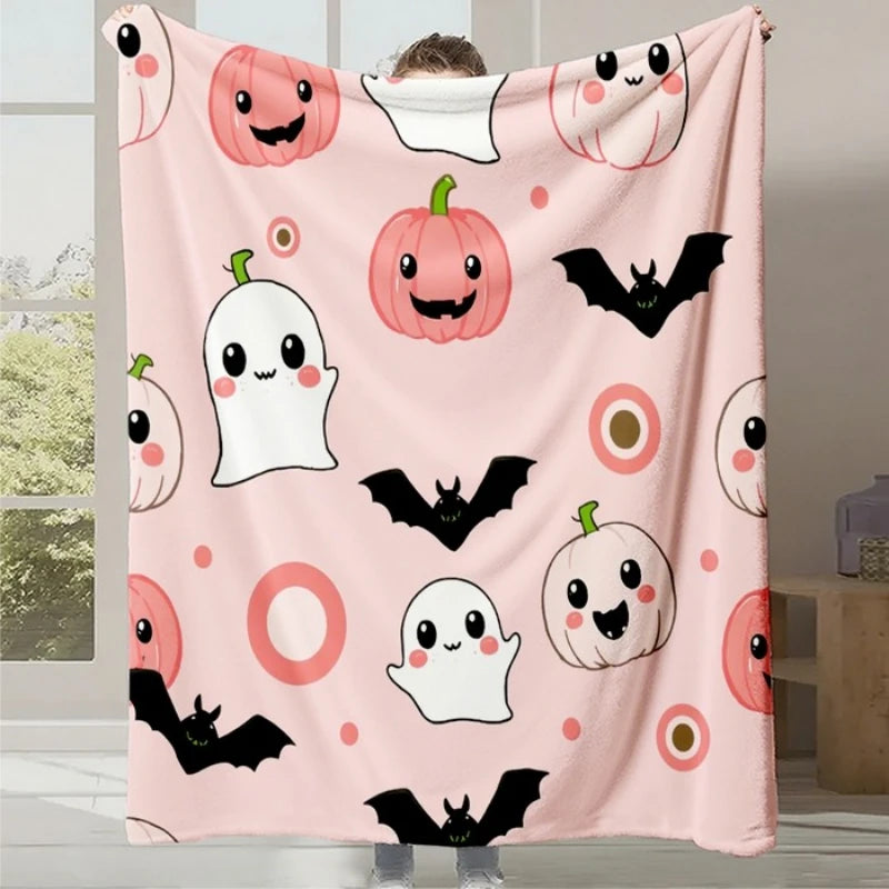 Une douce couverture rose ornée de motifs d'Halloween kawaii, tels que des citrouilles souriantes, des chauves-souris et des fantômes mignons.
