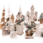 Château de Noël en bois placé sur une table de fête décorée