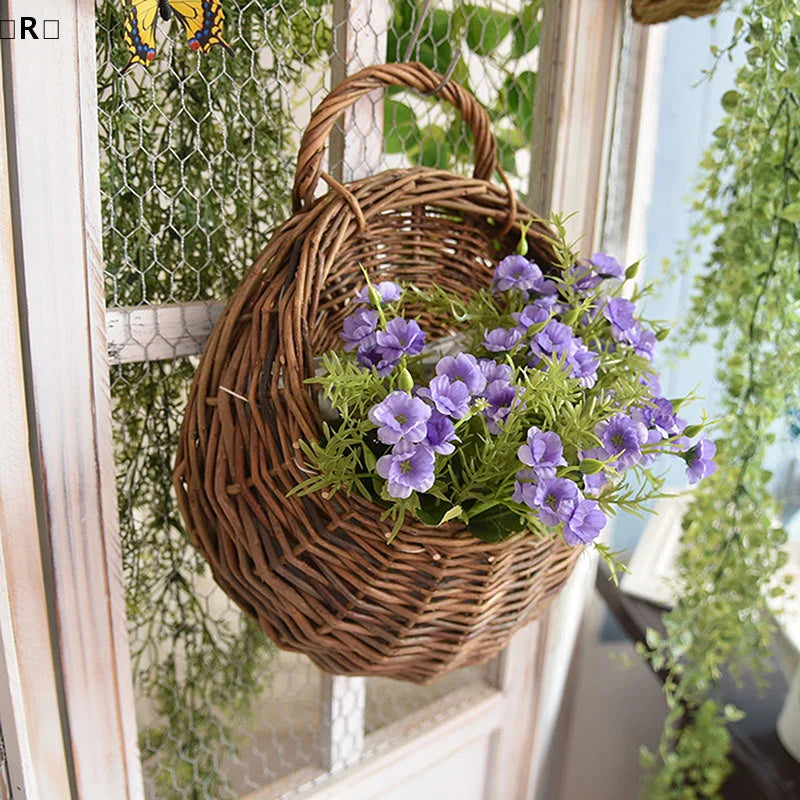 Panier suspendu en rotin utilisé sur un balcon avec plantes aromatiques