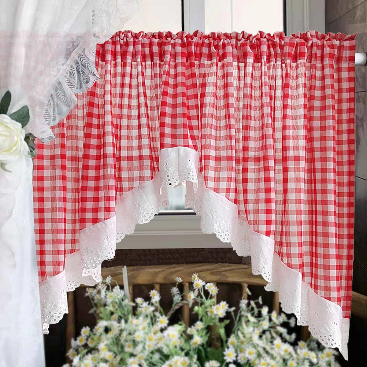 rideau rouge carreaux blancs opaques vintage rustique bordure dentelée inclusôtel maison