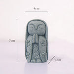 statuette bouddha jizo résine gris clair minimaliste moderne décoration jardin sans motif opaque