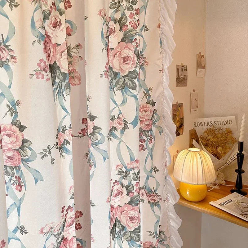 rideau fleurs roses bleues rubans blancs maison moderne