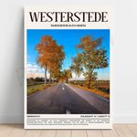 Une allée bordée d'arbres aux couleurs automnales avec un ciel bleu en arrière-plan dans le paysage pittoresque de Westerstede, en Allemagne.