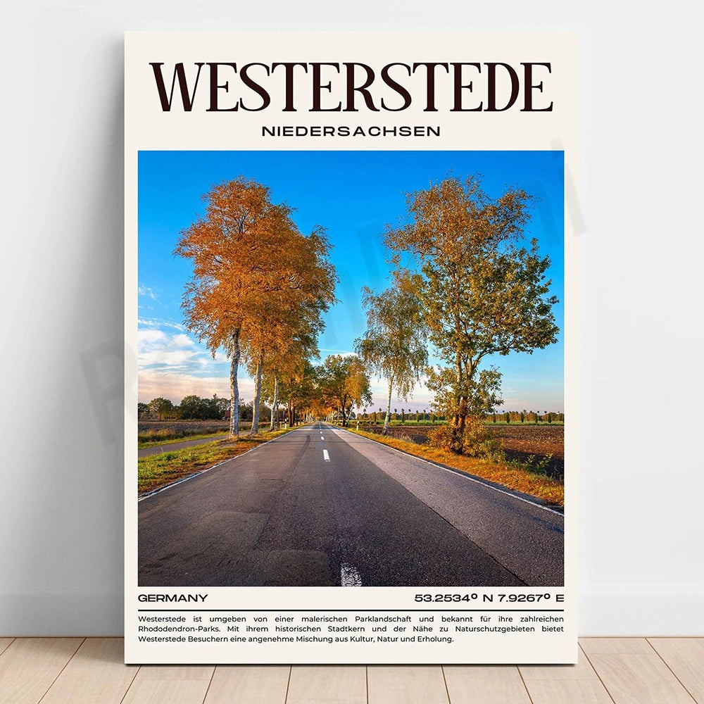 Une allée bordée d'arbres aux couleurs automnales avec un ciel bleu en arrière-plan dans le paysage pittoresque de Westerstede, en Allemagne.