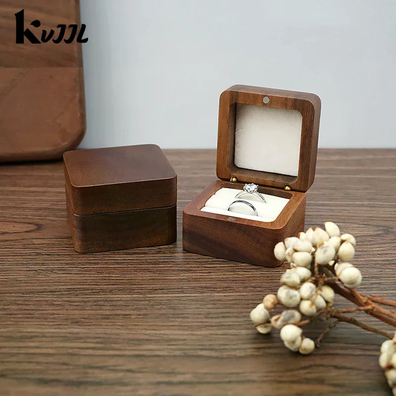 boîte bijoux bois foncé coussin blanc classique bague rangement cadeau emballage organisation mariage