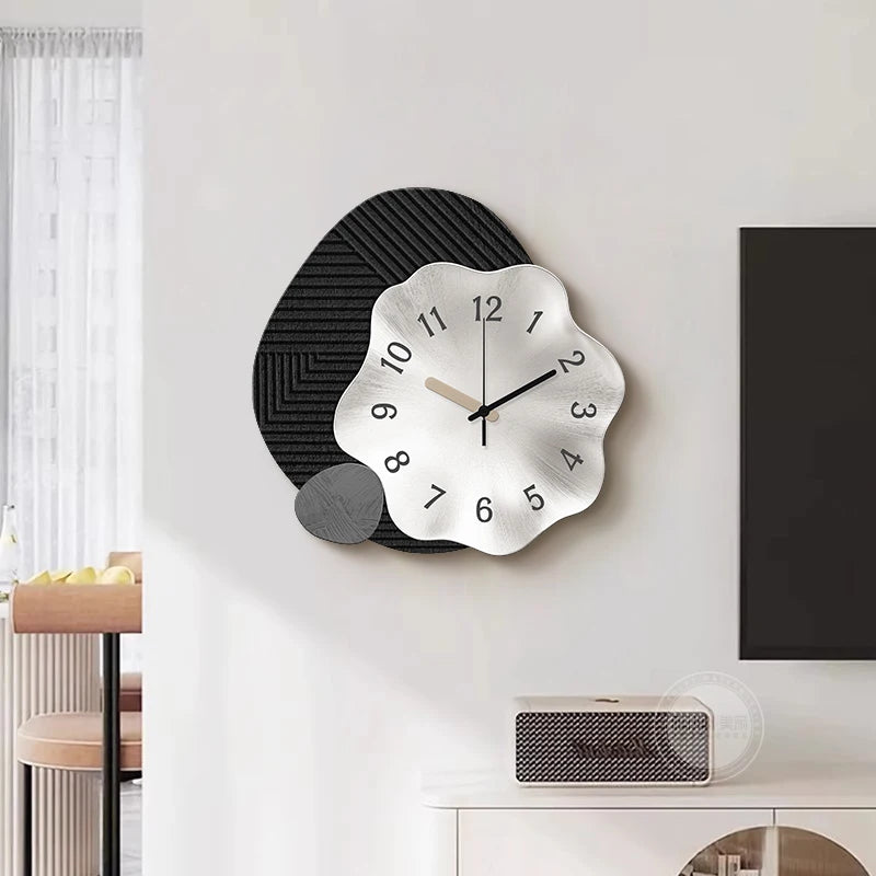 horloge murale moderne minimaliste forme organique noire grise décor salon maison chic