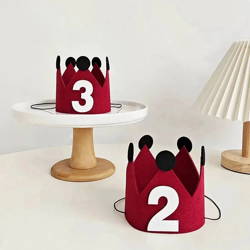 couronne anniversaire enfant rouge numéros blancs oreilles noires festive décoration ruban festif