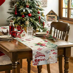 Cette image montre une table de salle à manger décorée pour Noël, avec un magnifique sapin illuminé en arrière-plan, des assiettes, des verres et un chemin de table avec des motifs de Noël.