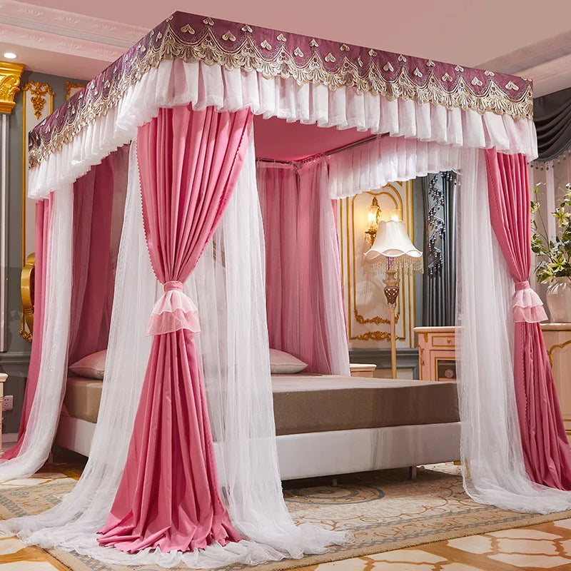 Une chambre à coucher luxueuse avec un lit baldaquin rose décoré de rideaux blancs et de garnitures élégantes.