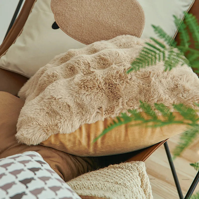 Un coussin moelleux et douillet, avec un rembourrage en fourrure, entouré de plantes verdoyantes, créant une atmosphère chaleureuse et apaisante dans ce décor cocooning.