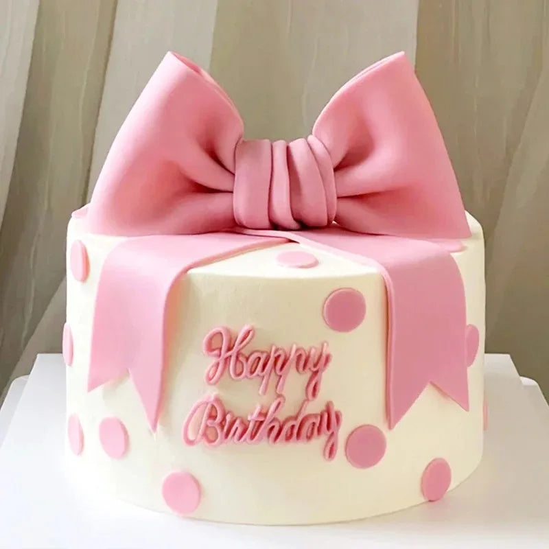 gâteau factice décoration mariage anniversaire noël valentin blanc rose rubans festive moderne