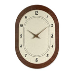 horloge murale bois marron aiguilles noires numeros blancs texture grunge moderne fixations quartz