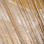 Rideau décoratif scintillant, idéal pour événements festifs, mariages et décorations d'intérieur élégantes. Crée une ambiance lumineuse et raffinée grâce à ses reflets dorés. Parfait pour apporter une touche glamour à votre espace.