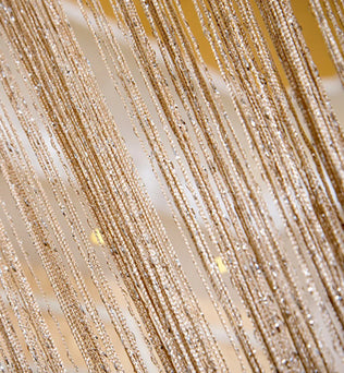 Rideau décoratif scintillant, idéal pour événements festifs, mariages et décorations d'intérieur élégantes. Crée une ambiance lumineuse et raffinée grâce à ses reflets dorés. Parfait pour apporter une touche glamour à votre espace.