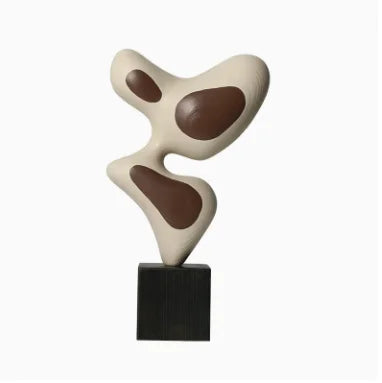 sculpture décorative résine forme abstraite moderne minimaliste beige marron foncé posée socle bois sombreintérieur