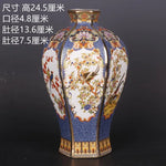 Ce vase décoratif, de forme octogonale, est orné de motifs floraux et d'un oiseau colorés sur un fond bleu. La pièce présente une belle conception et des détails ouvragés caractéristiques de l'artisanat traditionnel.