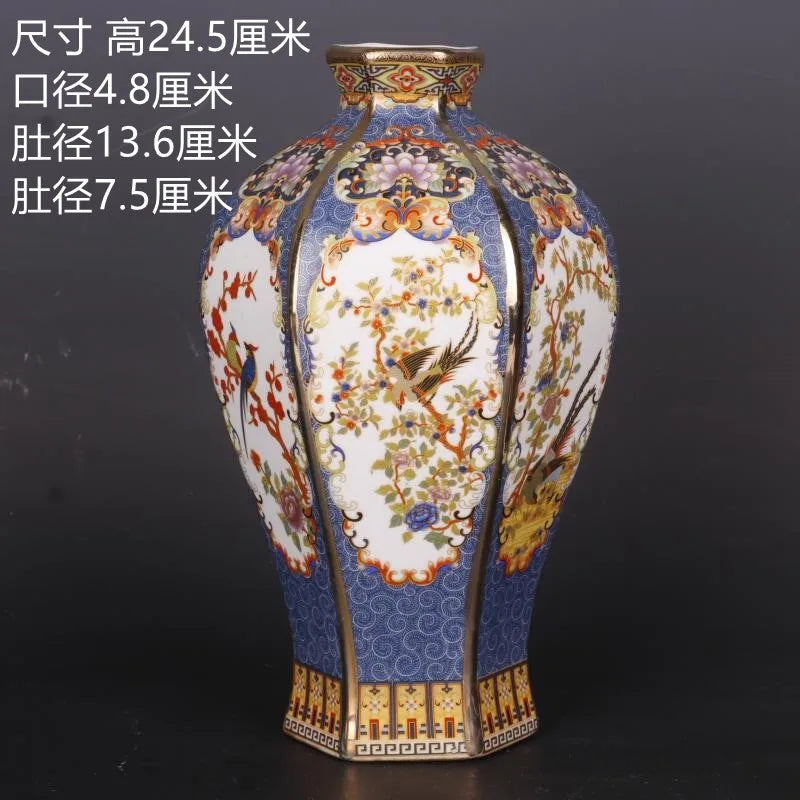 Ce vase décoratif, de forme octogonale, est orné de motifs floraux et d'un oiseau colorés sur un fond bleu. La pièce présente une belle conception et des détails ouvragés caractéristiques de l'artisanat traditionnel.
