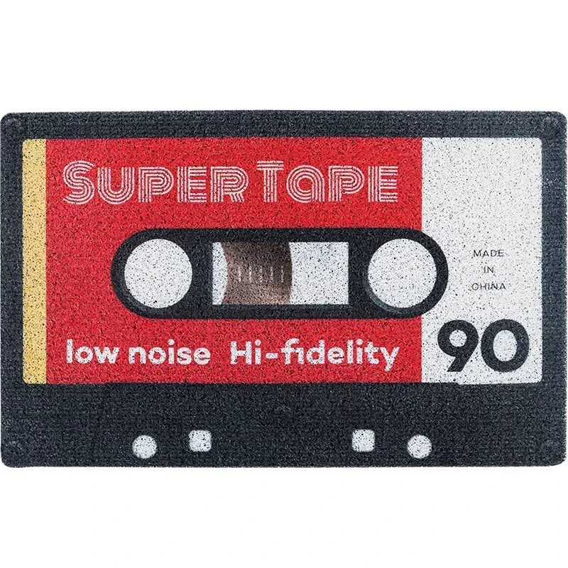 Une cassette audio vintage de haute qualité avec le texte "Super tape low noise Hi-fidelity 90" imprimé sur un fond noir et rouge.