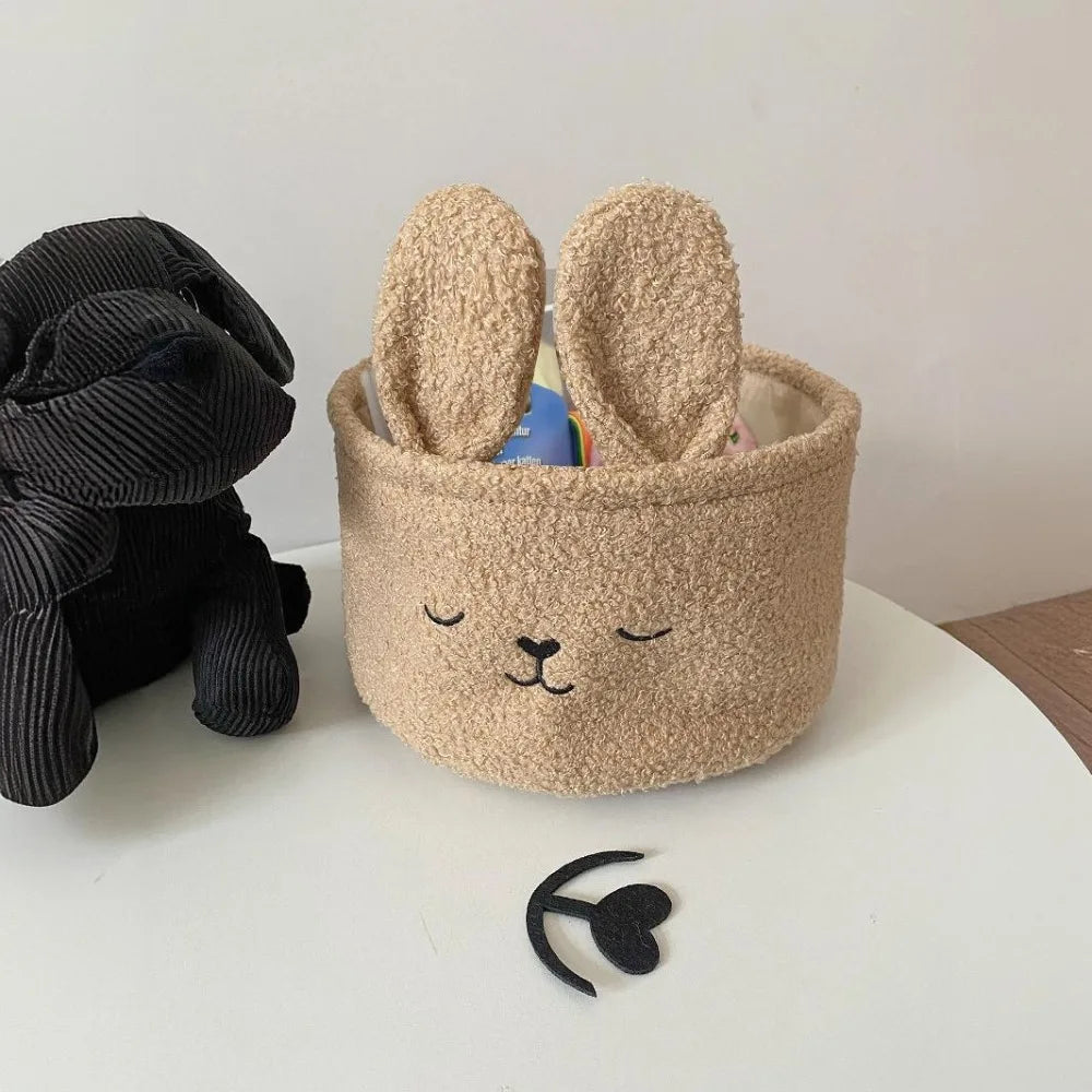 panier rangement forme lapin pelucheux doux mignon deco chambre enfant beige clair texturé brodé