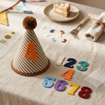 chapeau anniversaire enfant rayures pompon chiffres decoratif festif adhésif blanc marron bleu orange