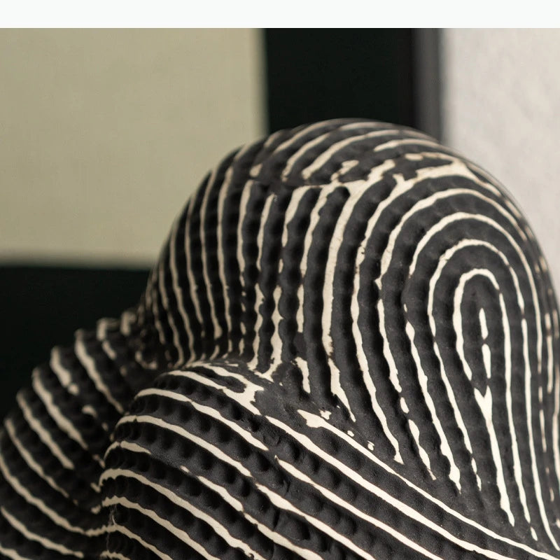 décoration sculpture abstraite moderne noir or texture rugueuse minimaliste lignes horizontales ornement esthétique
