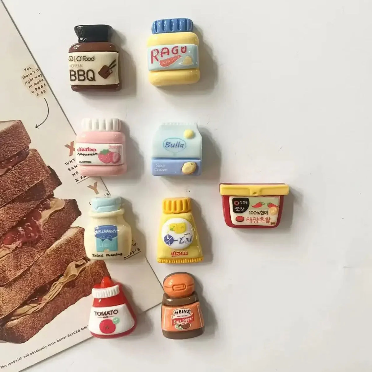 aimants réfrigérateur miniatures pots confiture sauces étiquettes marques couleurs vert bleu blanc rouge marron
