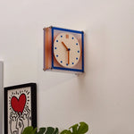 horloge murale double face moderne cadre transparent bleu orange aiguilles marron cadran blanc points