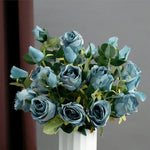 décoration maison bouquet fleurs artificielles roses ouvertes feuilles vertes réaliste anniversaire mariageintérieur