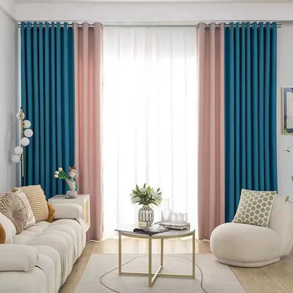 Rideaux bleu canard et rose pastel encadrant une grande baie vitrée dans un salon contemporain aux tons neutres et à la décoration chaleureuse.