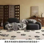 canapé moderne noir blanc fleurs motifs abstraits coussins plateau bois minimaliste italien scandinave