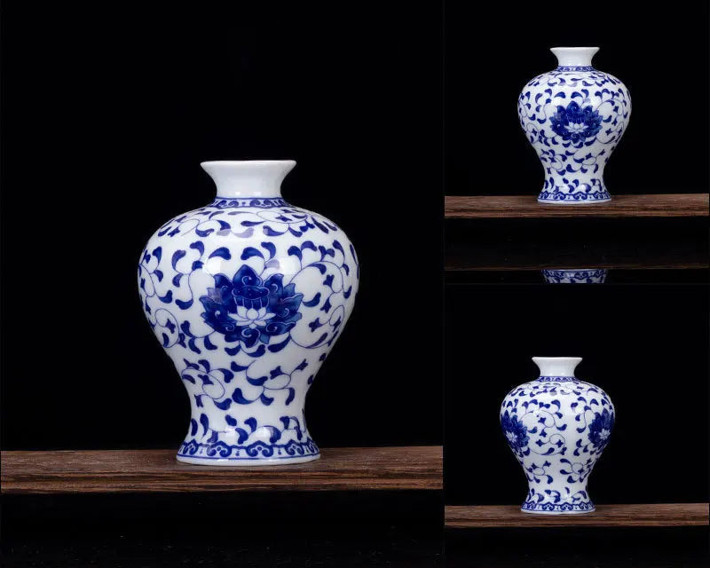 Vases bleus et blancs aux motifs floraux délicats, sur une étagère en bois sombre, créant une composition élégante et apaisante.