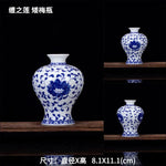 Vases bleus et blancs aux motifs floraux délicats, sur une étagère en bois sombre, créant une composition élégante et apaisante.