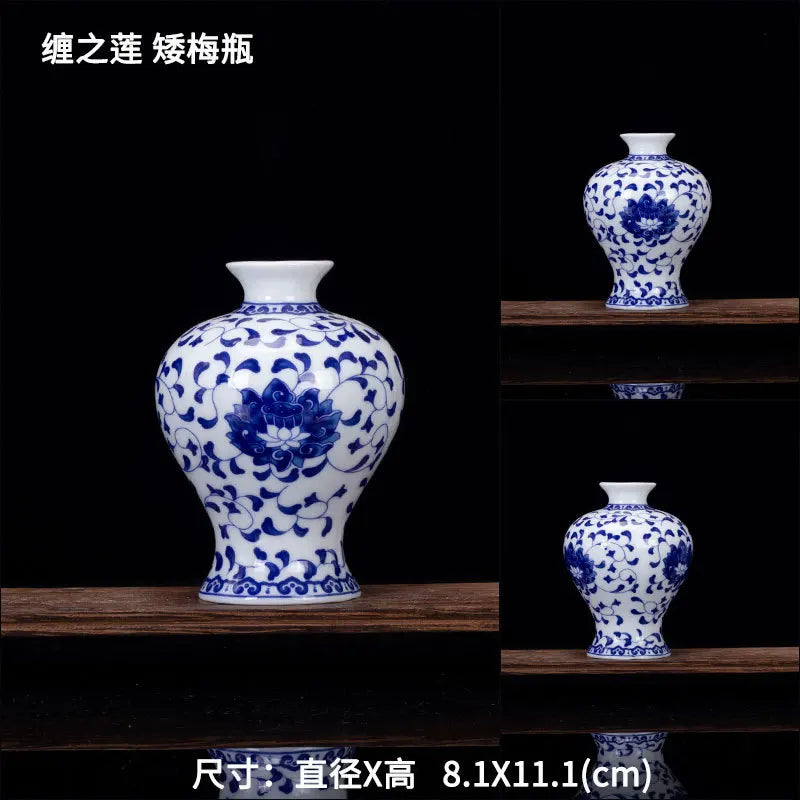 Vases bleus et blancs aux motifs floraux délicats, sur une étagère en bois sombre, créant une composition élégante et apaisante.