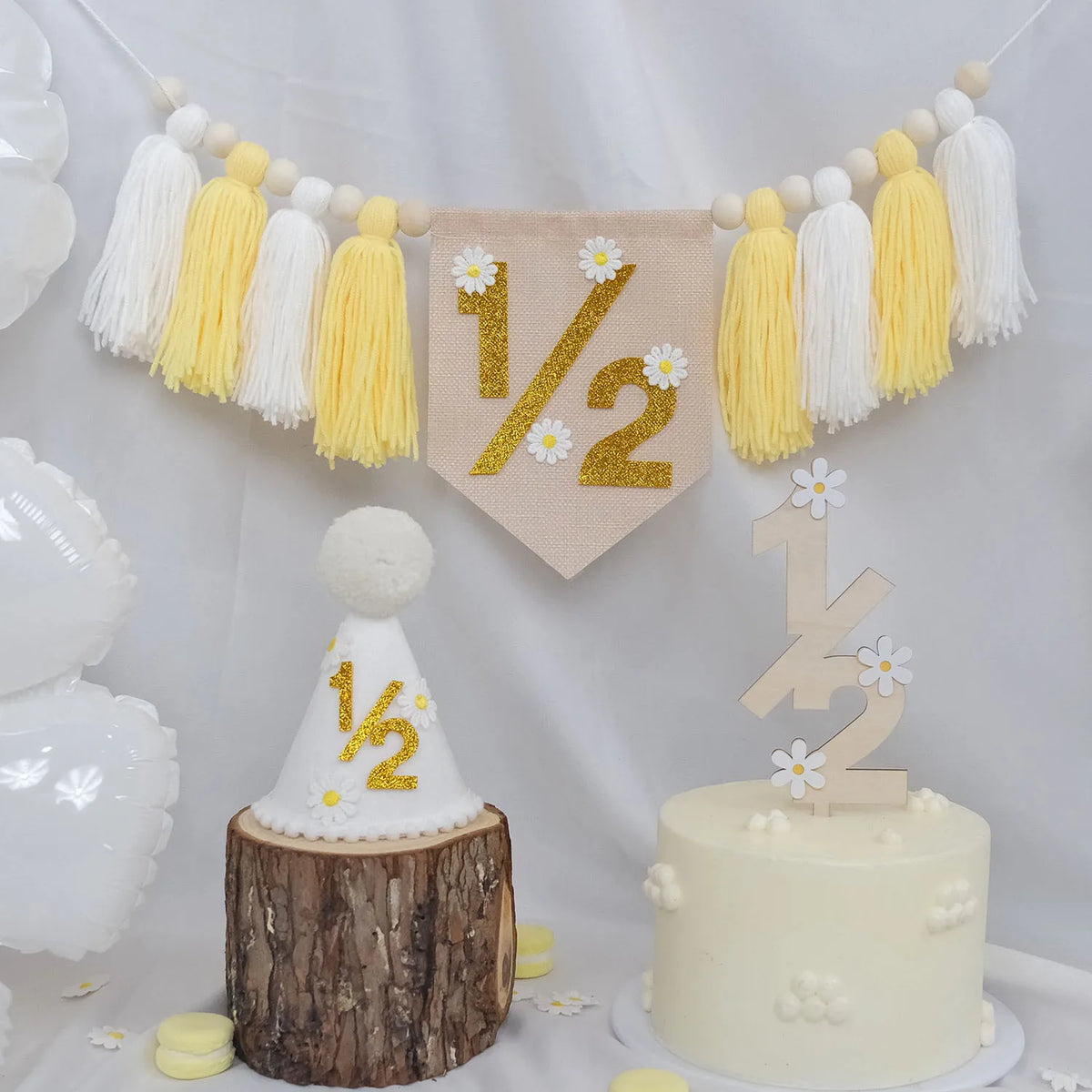 décoration anniversaire bannière chapeau conique fleurs blanches pompons gâteau floral trousseau boisclair