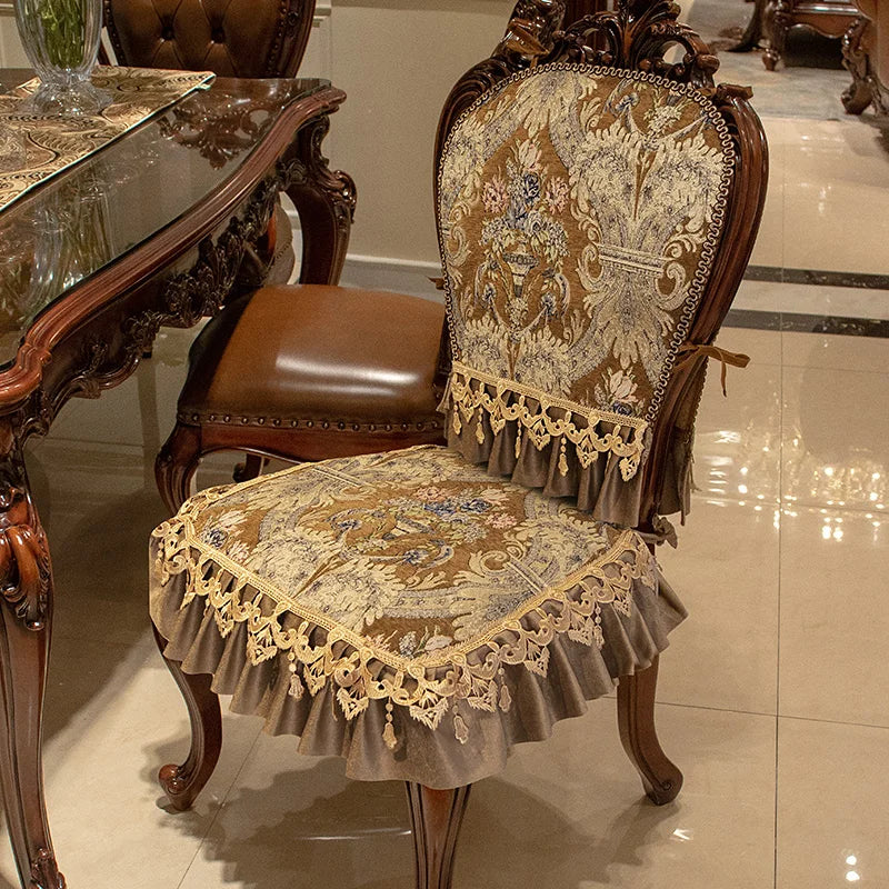 Cette chaise élégante en bois sculpté avec un siège et un dossier ornés de motifs floraux et de dentelle présente un style vintage raffiné.