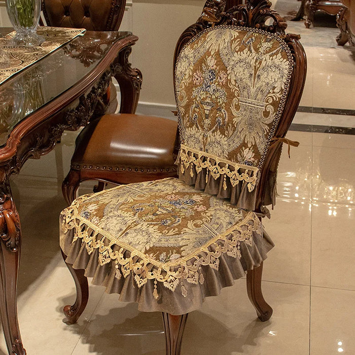 Cette chaise élégante en bois sculpté avec un siège et un dossier ornés de motifs floraux et de dentelle présente un style vintage raffiné.