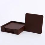 Ensemble de sous-verres carrés en bois de couleur marron foncé, disposés dans un support en bois de même teinte.
