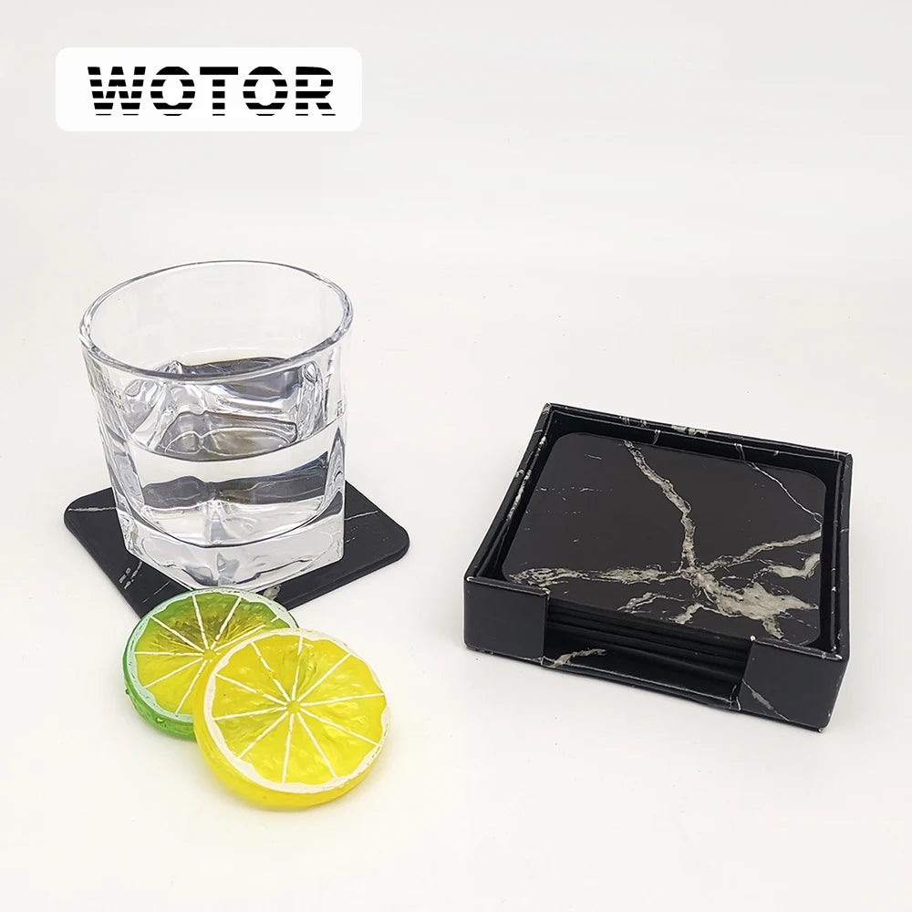 Un verre de cristal transparent rempli d'eau, accompagné de tranches de citron vert sur un support en marbre noir.
